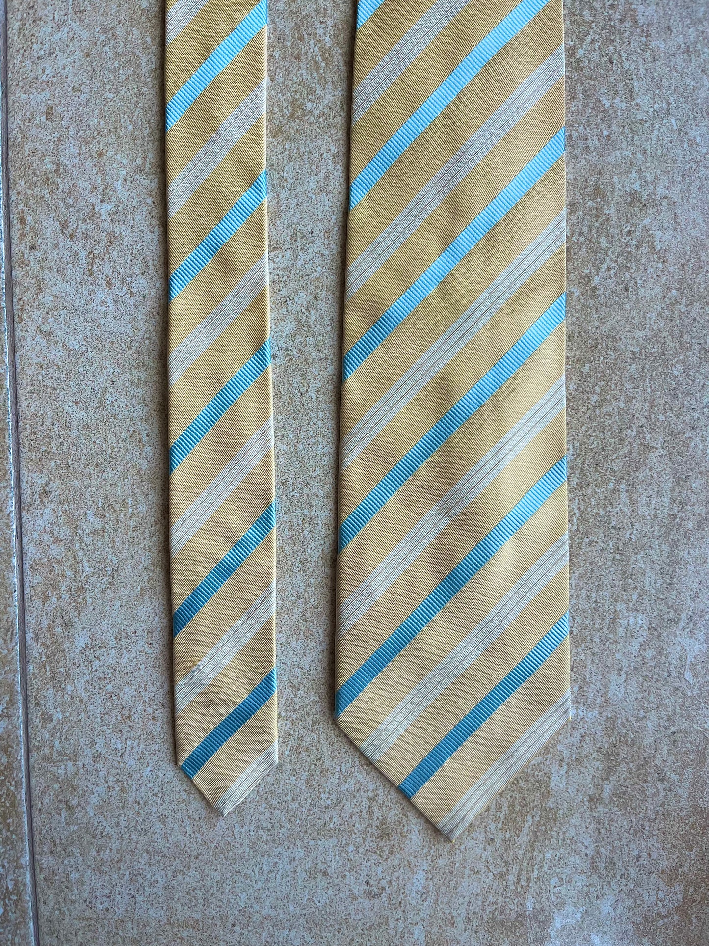 Cravatta regimental gialla