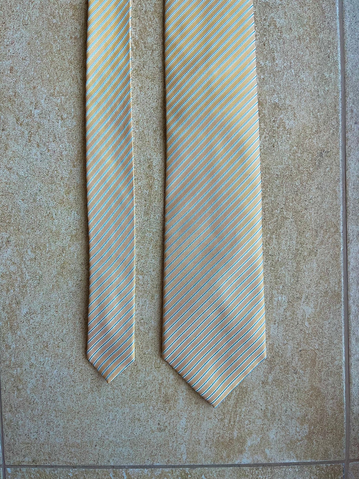 Cravatta regimental gialla e azzurra