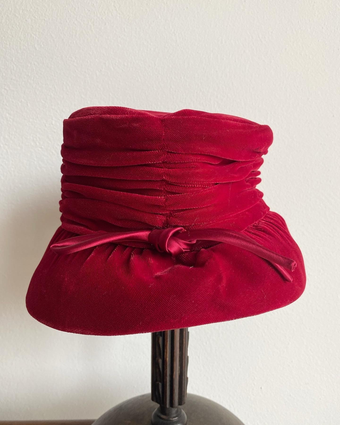 Cappello anni ‘60 borgogna