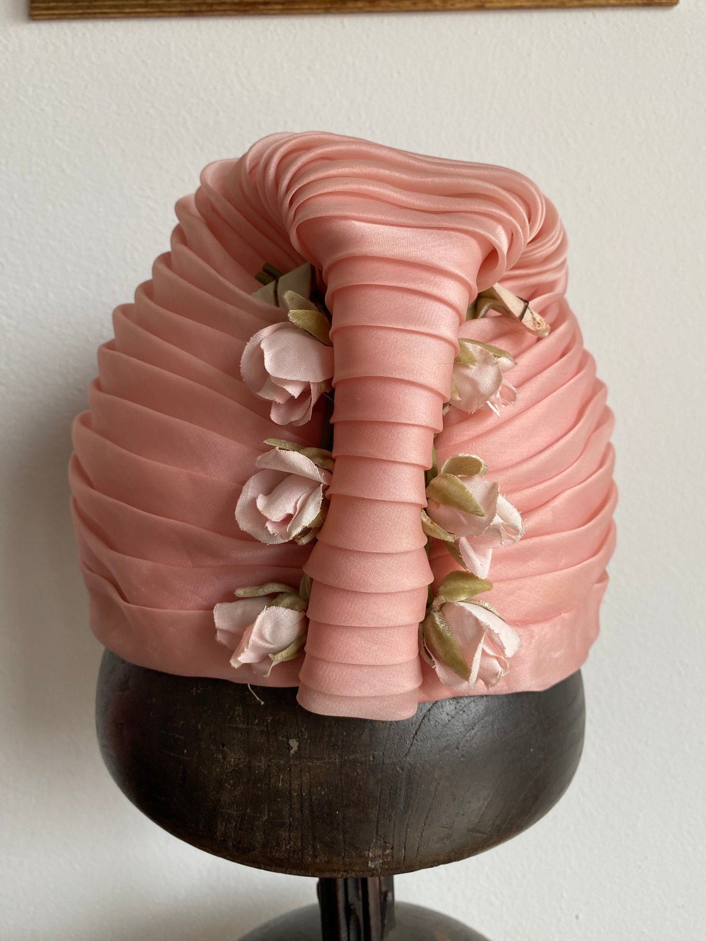 Cappello anni ‘60 in seta rosa