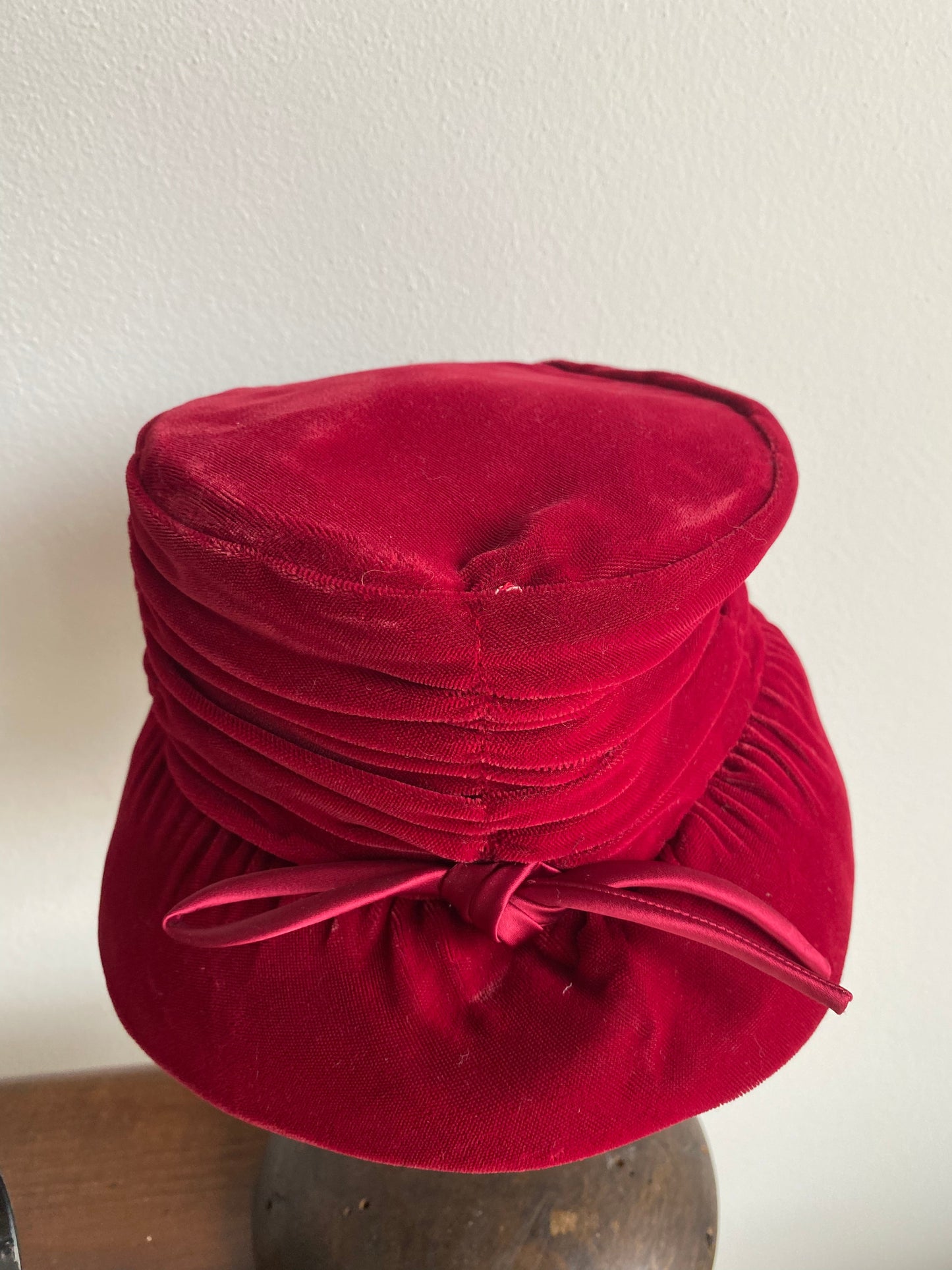 Cappello anni ‘60 borgogna