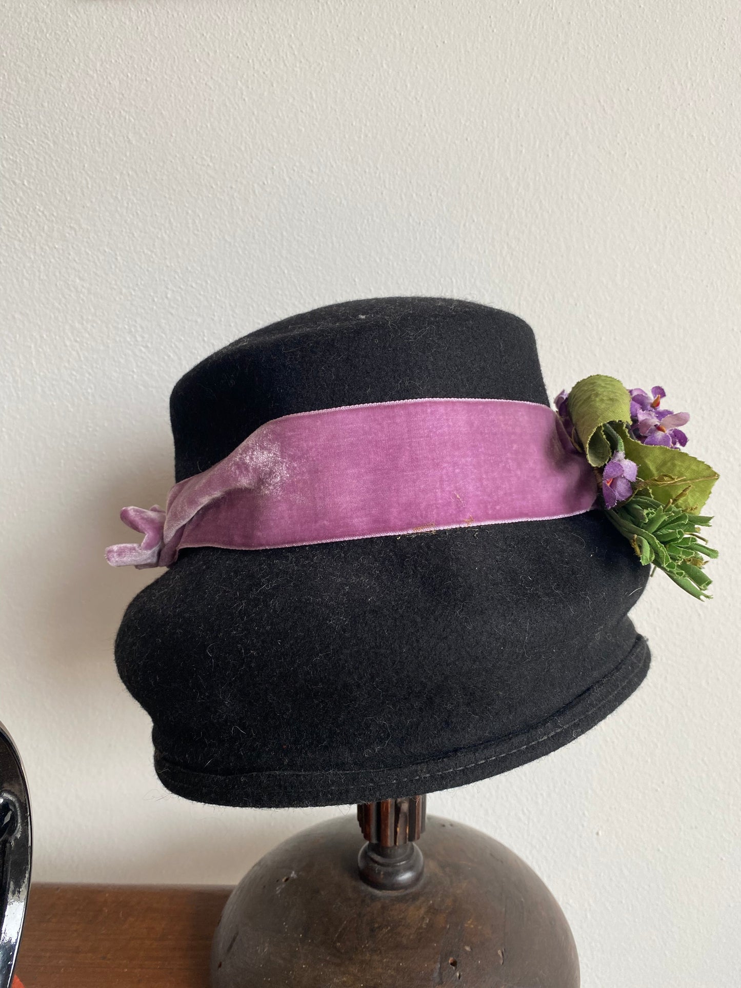 Cappello anni ‘80 con fiori di lavanda
