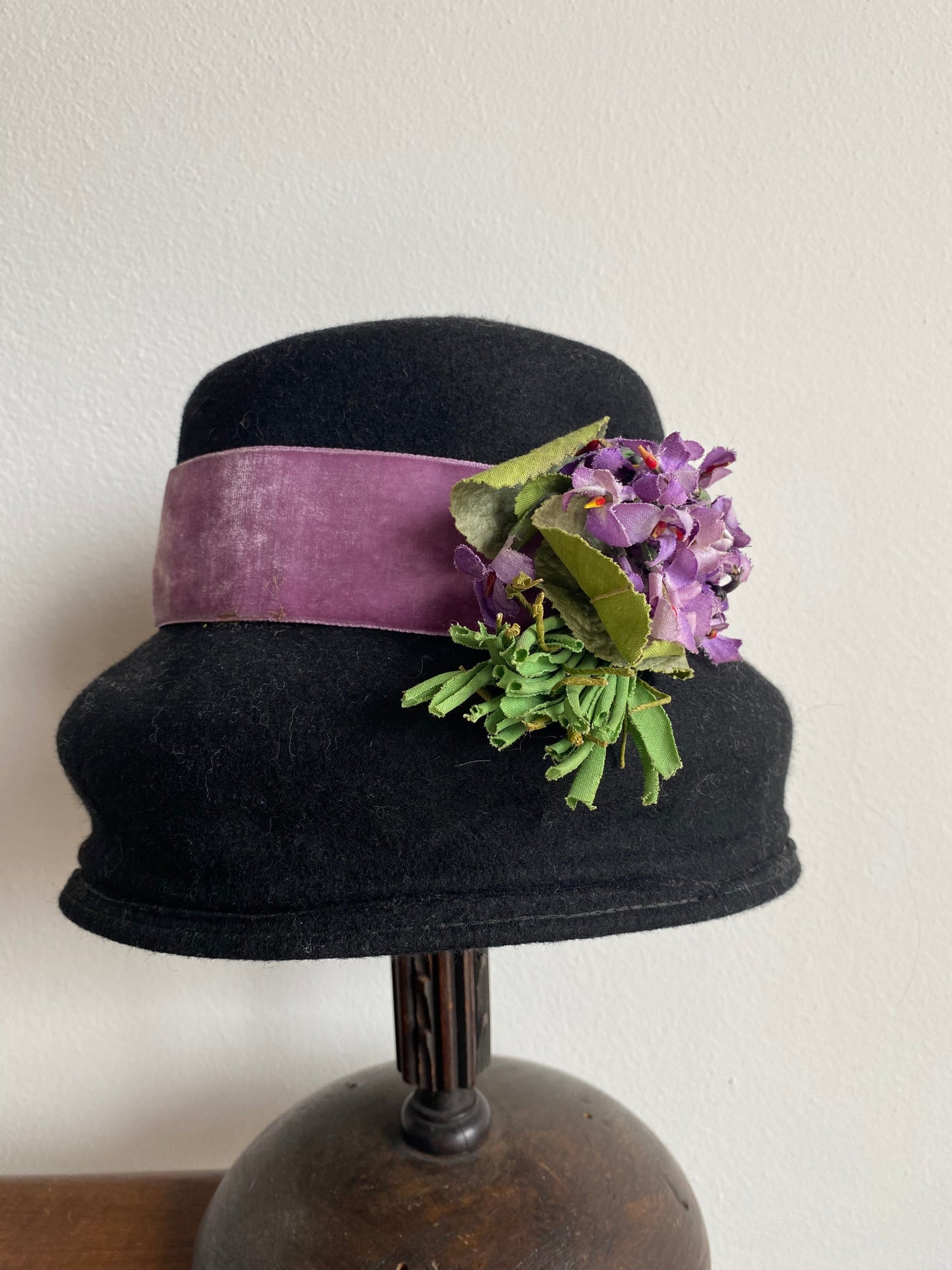 Cappello anni ‘80 con fiori di lavanda